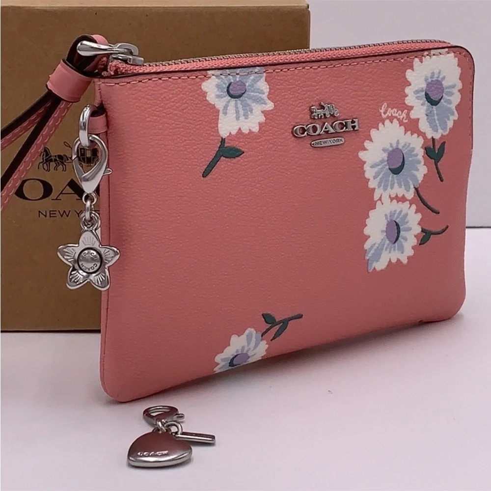 COACH Boxed Corner Zip Wristlet With Daisy Print